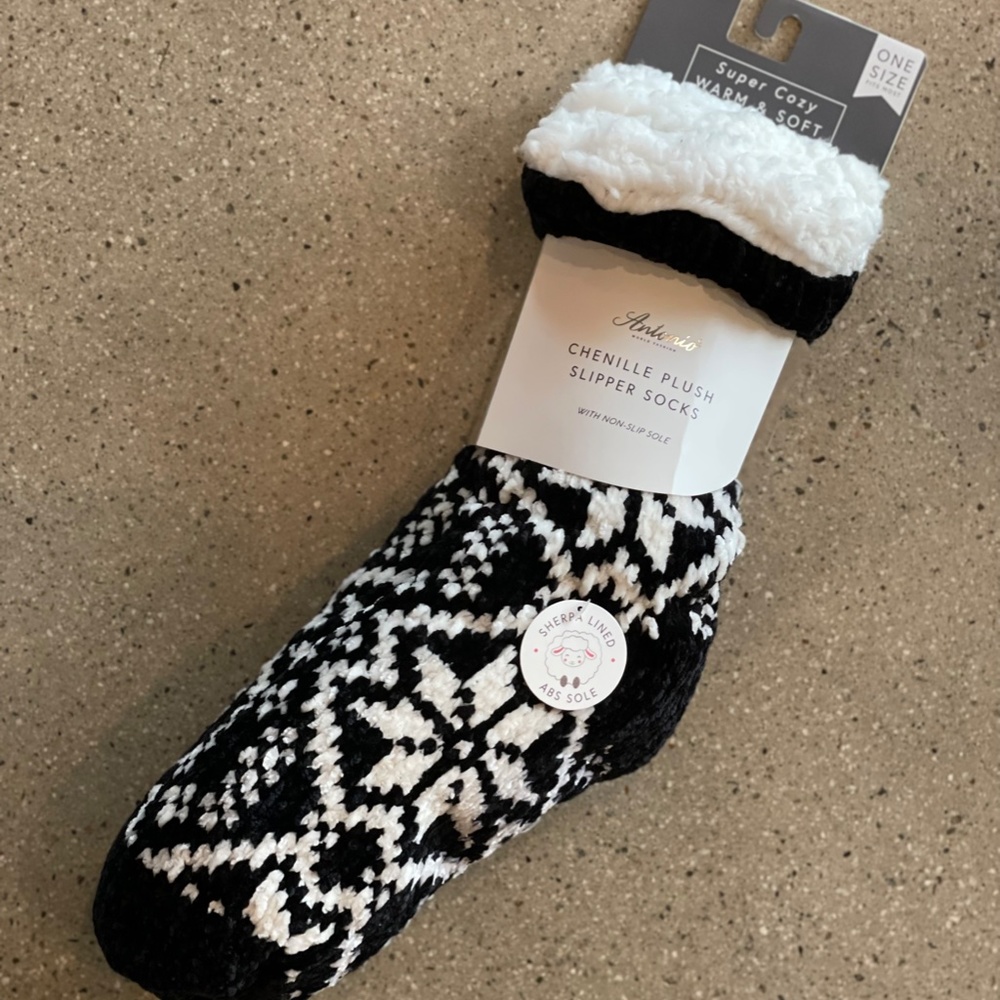 NWT Antonio Chenille Plush Black & White Snowflake Slipper Socks